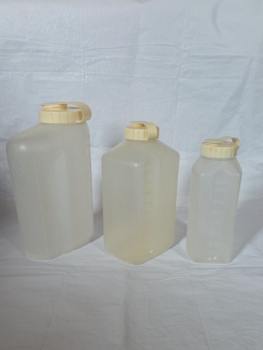 Rubbermaid Set of 3 VTG Servin' Saver Bottles 2.75, 2, and 1 QT Flip Top Lids